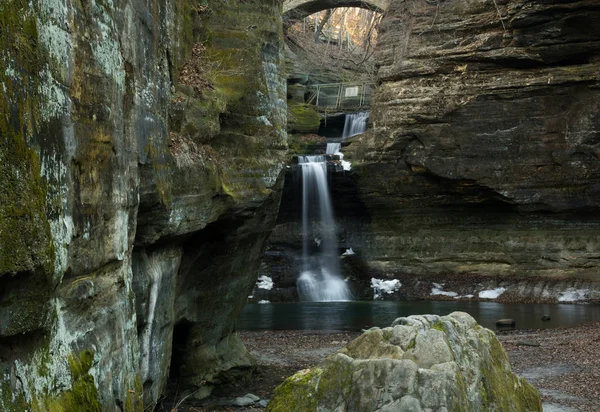 Cascata de água no Lower Dells. Matthiessen State Park, Illinois, EUA .. — Fotografia de Stock