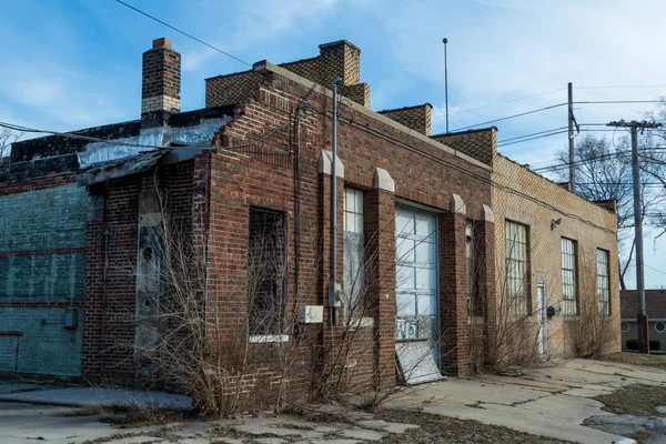 Antiguo edificio industrial abandonado bajo el sol brillante del invierno . — Foto de Stock