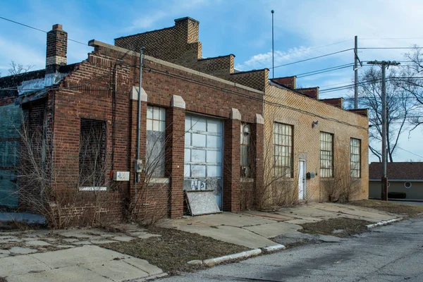 Old abandoned industrial building in the bright winter sun. — Stock Photo, Image