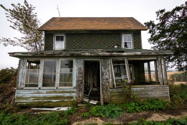 Wisconsin kırsalında terk edilmiş eski bir çiftlik evi..
