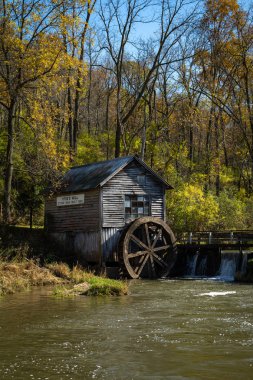 Güneşli bir sonbahar günündeki tarihi Hyde değirmeni.