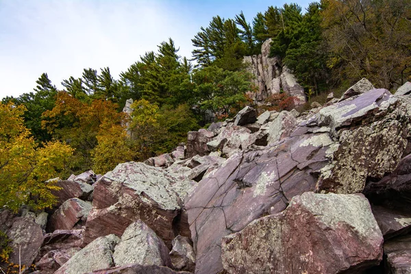 Formacje Skalne Jesienne Liście Parku Stanowym Devils Lake Wisconsin — Zdjęcie stockowe