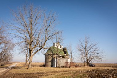 Açık alanda eski bir mısır beşiği. Büro Bölgesi, Illinois, Usa