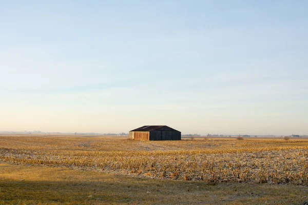 Antiguo granero en campo abierto. Bureau County, Illinois, EE.UU. —  Fotos de Stock