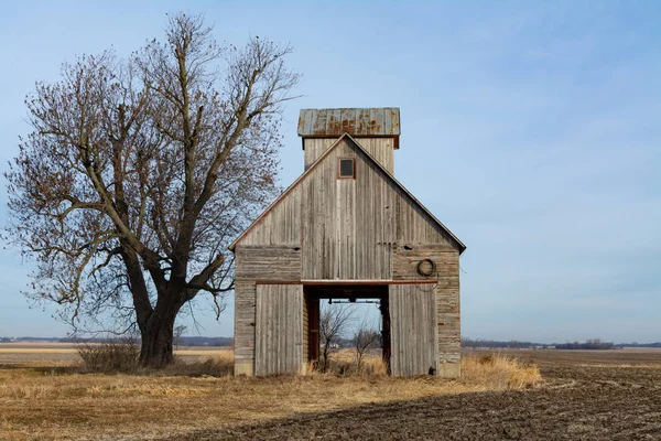 Vieja cuna de maíz en campo abierto. Bureau County, Illinois, EE.UU. — Foto de Stock