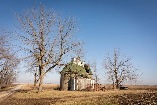 Açık alanda eski bir mısır beşiği. Büro Bölgesi, Illinois, Usa — Stok fotoğraf