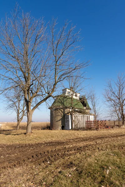 Vieja cuna de maíz en campo abierto. Bureau County, Illinois, EE.UU. — Foto de Stock
