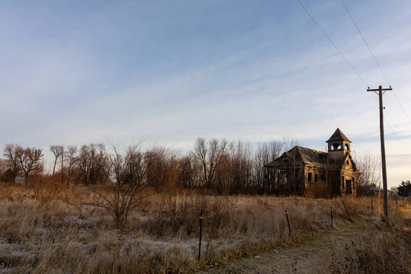 Old abandoned schoolhouse in the rural Midwest.  Elmira, Illinoi — Stock Photo, Image