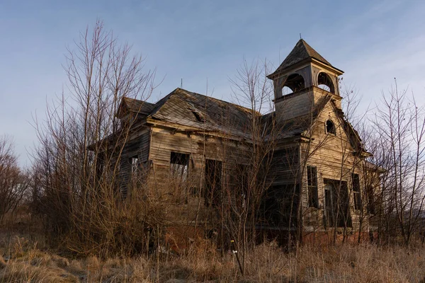 Old abandoned schoolhouse in the rural Midwest.  Elmira, Illinoi — 스톡 사진