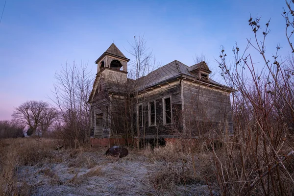 Old abandoned schoolhouse in the rural Midwest.  Elmira, Illinoi — Stock Photo, Image