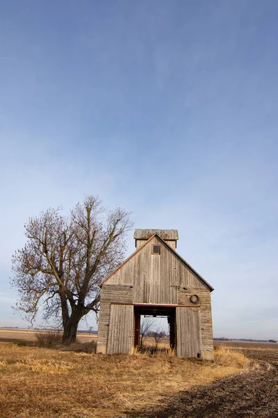 Vieille crèche de maïs en plein champ. Bureau County, Illinois, États-Unis — Photo