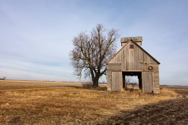 Vieille crèche de maïs en plein champ. Bureau County, Illinois, États-Unis — Photo