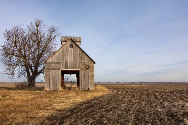 Stará kukuřičná postýlka na poli. Bureau County, Illinois, Usa — Stock fotografie