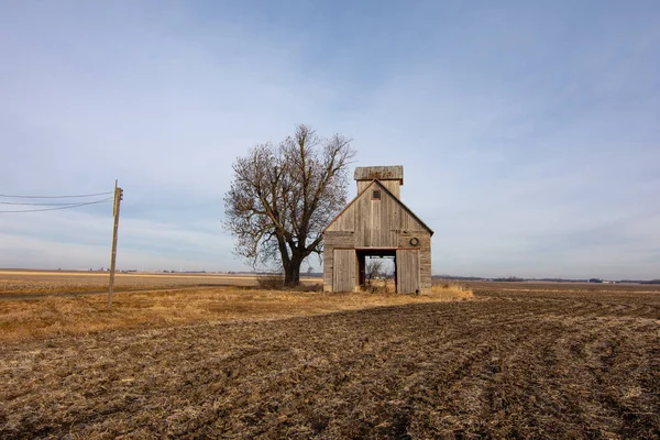 Vieja cuna de maíz en campo abierto. Bureau County, Illinois, EE.UU. — Foto de Stock