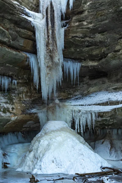 Zmrzlý vodopád v kaňonu St. Louis. Hladovějící Rock State Park, — Stock fotografie