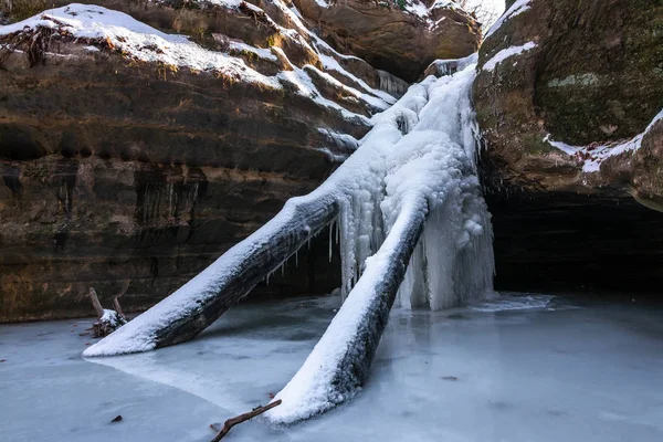 Zmrzlý vodopád v kaňonu Kaskaskia, vyhladovělý skalní státní park. — Stock fotografie