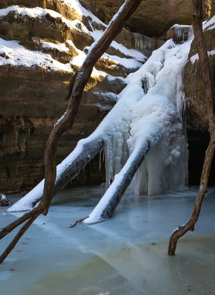 Cascata ghiacciata nel canyon di Kaskaskia, parco di stato roccioso affamato. — Foto Stock