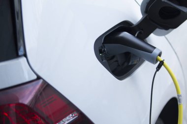 Norveç elektrikli aracı şarj oluyor