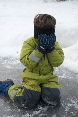 Çocuklar buz pistinde eğleniyor.