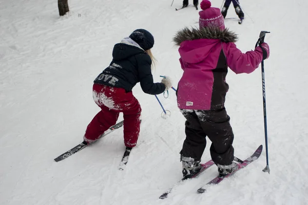 Kinderen Leren Skiën Tijdens Winter — Stockfoto