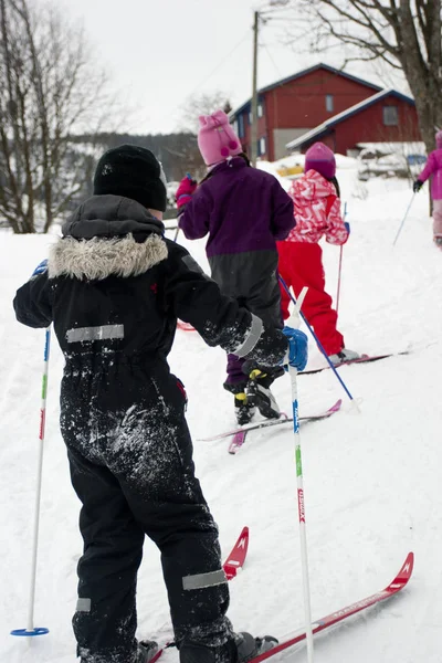 Dzieci Uczą Się Jeździć Nartach Zimą — Zdjęcie stockowe