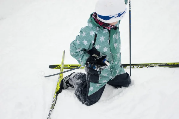Dzieci Uczą Się Jeździć Nartach Zimą — Zdjęcie stockowe
