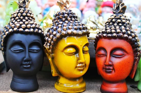 Escultura Budha Espiritual Três Rostos Budha Com Cores Diferentes Cria — Fotografia de Stock