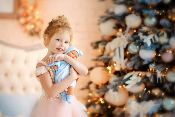5 éves lány gyönyörű világos rózsaszín ruha baba kék ruhák karácsonykor — Stock Fotó