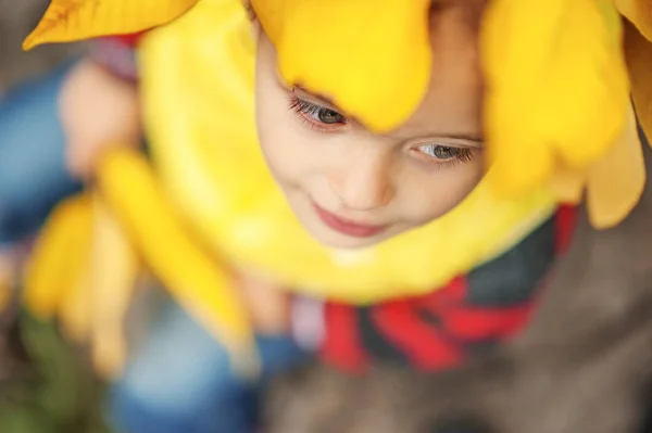 Dívka 3 roky ve žluté vestě a věnec ze žlutých podzimních listů na hlavě. Konceptuální portrét dítěte. Blízko přírodě. Eko krása. Podzim. Dětství — Stock fotografie