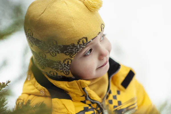 Portrait d'hiver d'un enfant de 4 ans vêtu de vêtements chauds jaunes. Gi — Photo