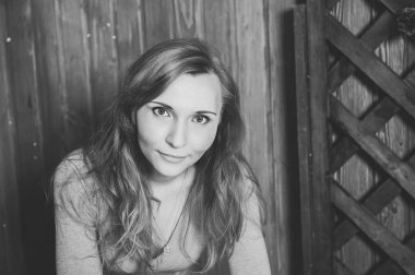 Kamerada şehvetli bakışları olan çekici bir genç kadının siyah beyaz portresi. Büyük gözleri ve güzel elmacık kemikleri olan bahar için bekleyen bir kız. Kafa ve omuz portresi. Uzayı kopyala Metin için boşluk.