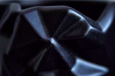 Yatay siyah soyut makro yüzlü koyu kenarlı arka plan deseni. Gelecekteki iş stili konsepti