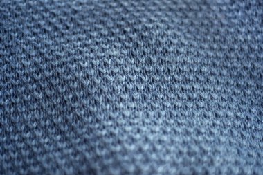 Arkaplan olarak katlanmış gri yün yün kazak kumaşı. Yatay gri arka plan deseni. Uzayı metin için kopyala. Tasarım. Kapak.