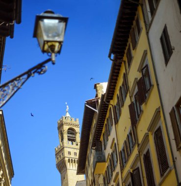 Floransa, Toskana, İtalya 'daki Uffizi Galerisi' nin kulesindeki sokak lambasıyla manzarayı izleyin. Sarı İtalyan ortaçağ evleri. Floransa 'nın ünlü turistik merkezi, yaz tatili için en iyi yerlerden biri..