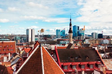 Estonya 'nın Tallinn kentindeki yeni binaların çatılarına bakın. Ortaçağ şehrinin kırmızı çatıları altında mavi gökyüzü. Baltık Tallinn 'inde baharın başında güneşli bir gün. Manzara. Seyahat hedefi.