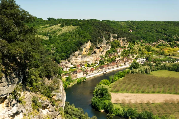 Widok na jedną z najpiękniejszych wsi Francji La Roque-Gageac, Dordogne, Akwitania z ogrodów Marqueyssac. Krajobraz wiejski z rzeką Dordogne, pola i wzgórza. Cel podróży. — Zdjęcie stockowe