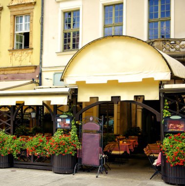 Wroclaw 'daki pazar meydanında bir sürü çiçeği olan eski güzel bir restoran, eski adı Breslau, yaz günü. Wroclaw, Polonya, Silezya 'da popüler turizm tatil beldesi
