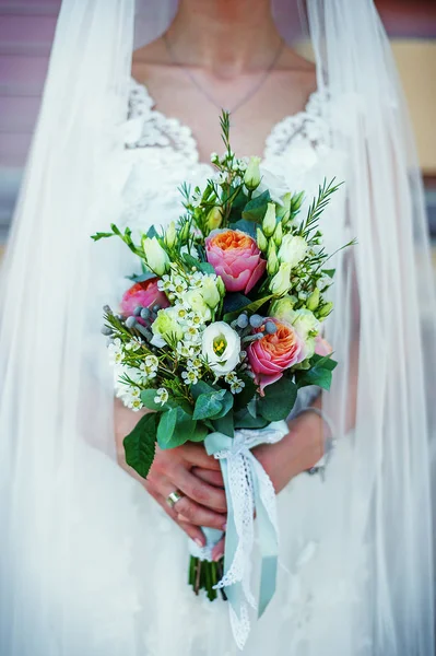 Hermoso ramo de boda con rosas rosadas y blancas en las manos de la novia en el día de la boda. Decoración de la boda. Idea para ramo nupcial. Flores en las manos de las mujeres —  Fotos de Stock