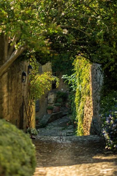 Vertikální Krajina Staré Úzké Uličky Jedné Nejkrásnějších Vesnic Francie Lacoste — Stock fotografie
