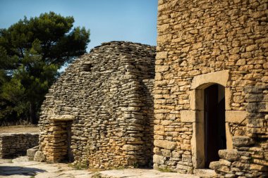 Luberon, Vaucluse, Provence 'deki Fransa' nın en güzel köylerinden birinin yakınındaki Village des Bories 'te el yapımı taş barakalar. Turizm beldesi Provence.
