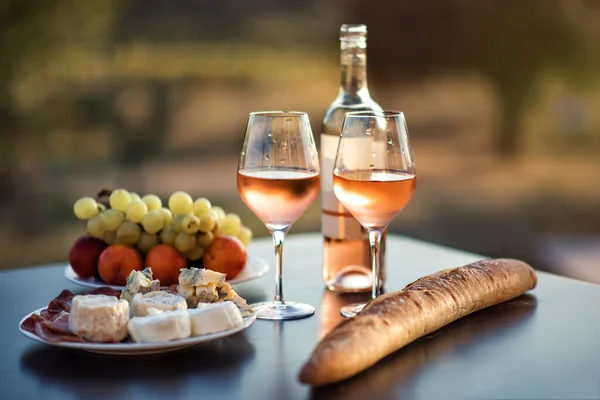 Bottiglia Vino Rosato Due Bicchieri Pieni Vino Tavola Nel Cuore — Foto Stock