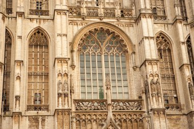 Leydi Antwerp 'in Katedrali' nin dış ve ana kapısının yatay yakın çekimi. Belçika, Antwerpen 'deki büyük ünlü katolik katedrali. Benelux 'da turizm beldesi.