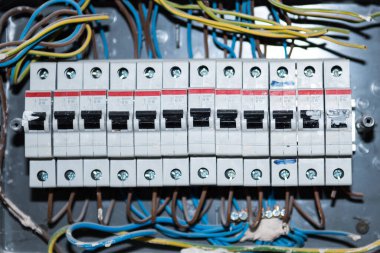 Elektrik panelinin fünyeli yatay resmi.