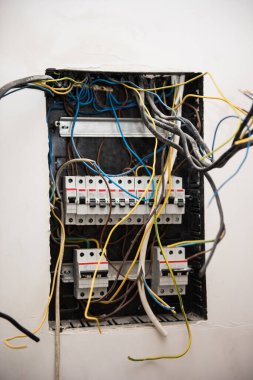 Sigortalı elektrik panelinin dikey resmi