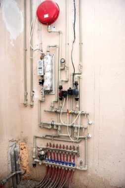 Evin ısıtma sisteminin dikey görüntüsü. Manifold, zemini ısıtma tahsildarı. Kazan dairesi ekipmanı.