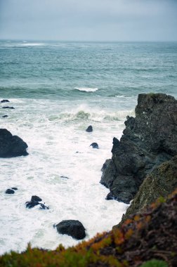 California, San Francisco Körfezi girişinde tipik bulutlu, bulutlu ve sisli bir günde Bonita Deniz Feneri Noktası 'na dikey görüş. Pasifik Okyanusu 'nun fırtınalı manzarası. Seyahat, turizm.