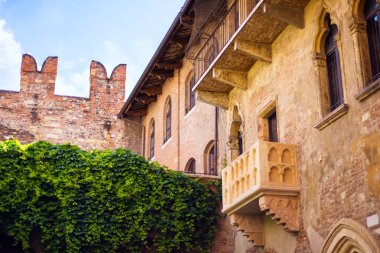 Casa di Giulietta Juliet Evi 'nin avlusunda William Shakespeare Romeo ve Juliet' in ünlü balkonuyla Verona, İtalya 'da. Romantik turizm beldesi.