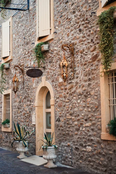 Verticale Beeld Van Middeleeuwse Stenen Smalle Straat Kleine Italiaanse Stad — Stockfoto