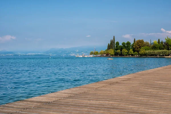 Vista Panorâmica Lago Garda Com Água Azul Dia Ensolarado Cidade — Fotografia de Stock