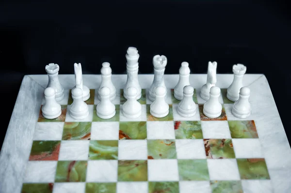 Вид Сверху Расположение Белых Шахматных Фигур Мраморном Зелёном Белом Шахматном — стоковое фото